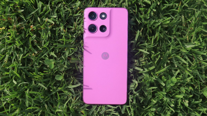 Why I prefer this $200 Motorola phone over Samsung and Google's budget models